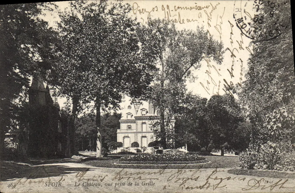 SPOIR — Das Schloss, Blick vom Tor aus - Vorderseite