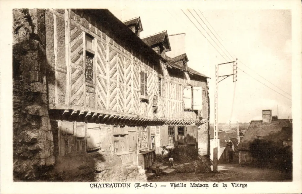 Châteaudun (E.-et-L.) — Velha Casa da Virgem - Frente