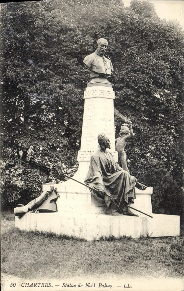 Chartres — Estátua de Noël Ballay — LL. - Frente