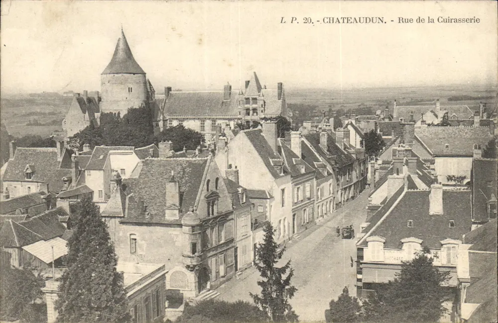 Châteaudun - Rue de la Cuirasserie — vista com torre e telhados — L.P. 20 - Frente