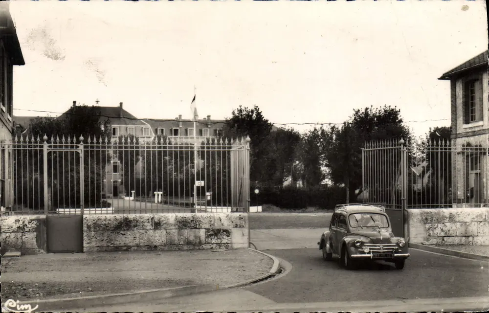 Châteaudun — Casa de Kellermann — Fotografia da rua com carro Citroën 2CV — editor CIM - Frente