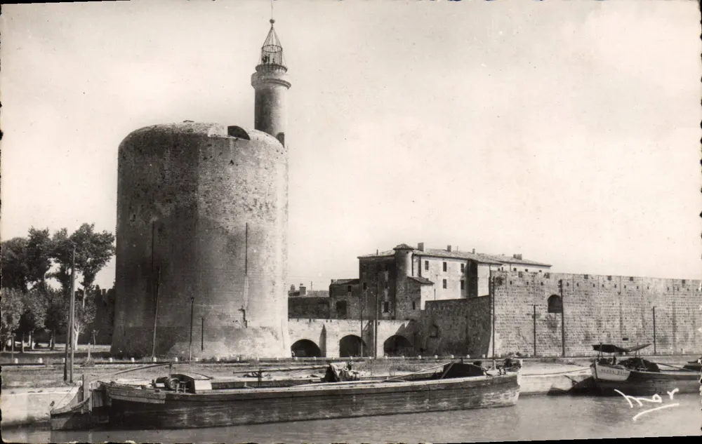 Aigues-Mortes (Gard) — Die Mauern. Die Zollstelle und die Turm von Constanz. - Vorderseite