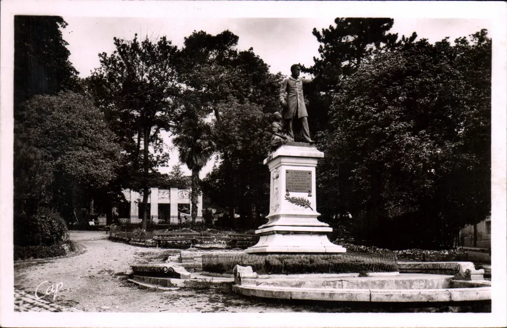 Estátua de Pasteur — Jardim Público de Alès — editor Cap - Frente