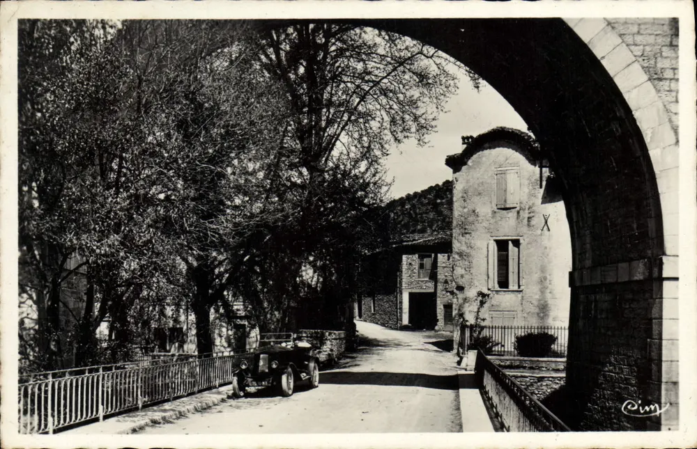 Entrada de ST-HIPPOLYTE-du-FORT (Gard) — Ponte de Planque — Cim - Frente