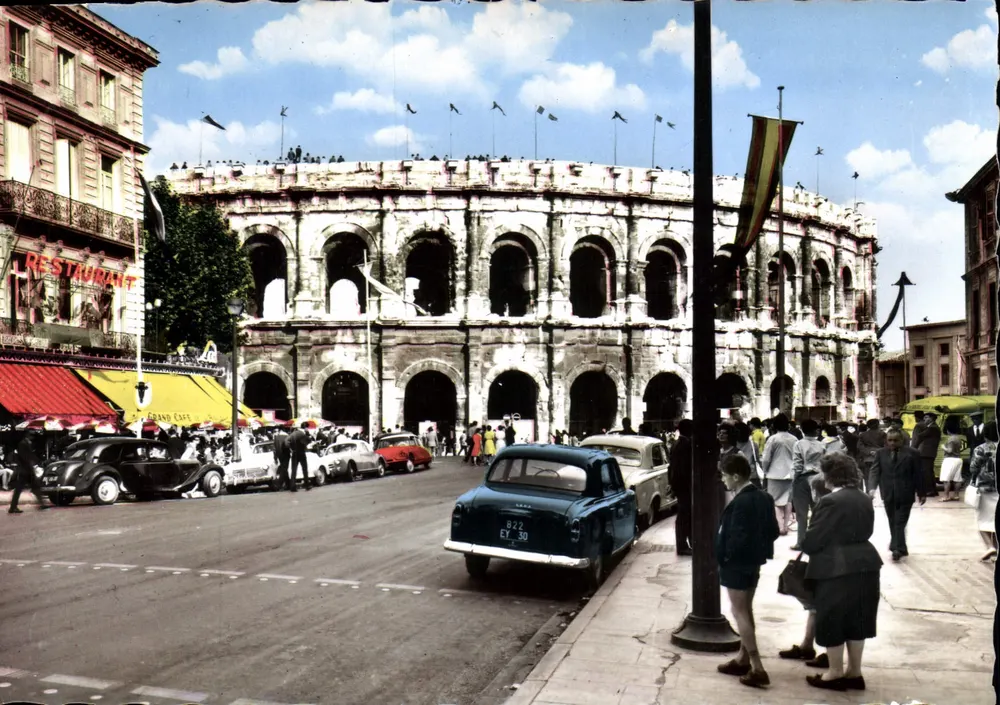 Nîmes (Gard) — As arenas durante uma corrida — Éditions du Globe, Paris - Frente