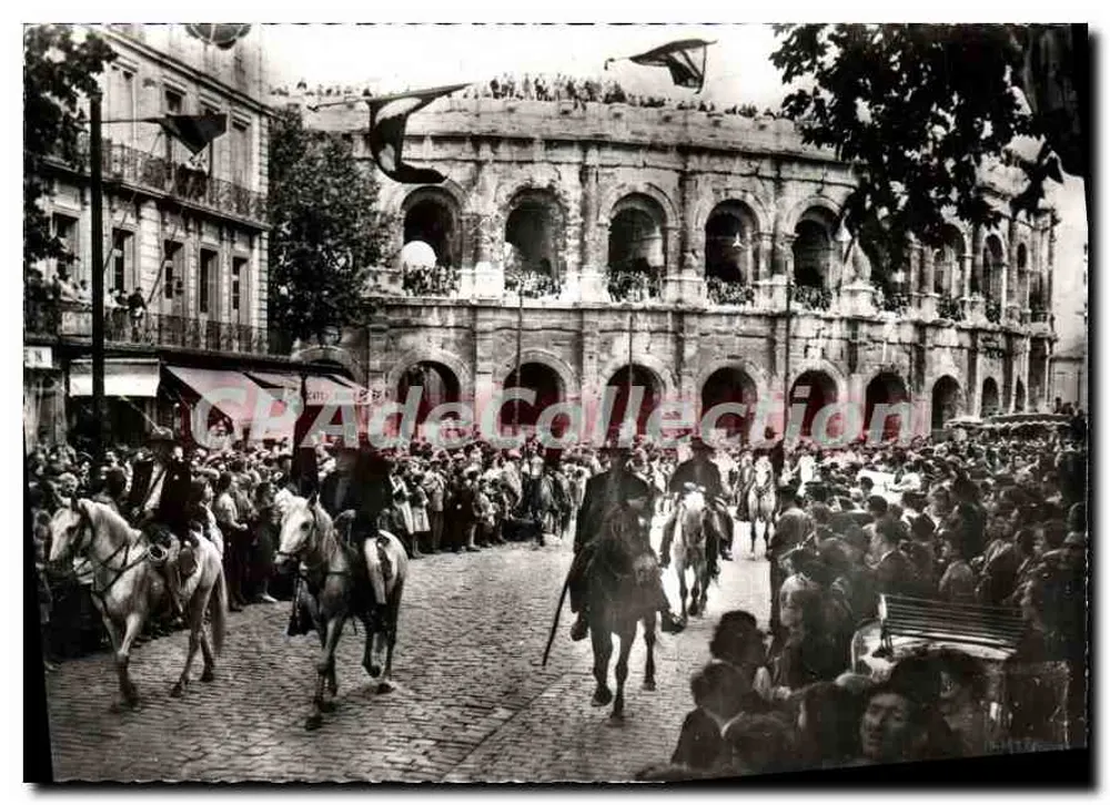 Nîmes (Gard) — Desfile dos Gardians diante das Arênes — Edições S.L. Lyon - Frente