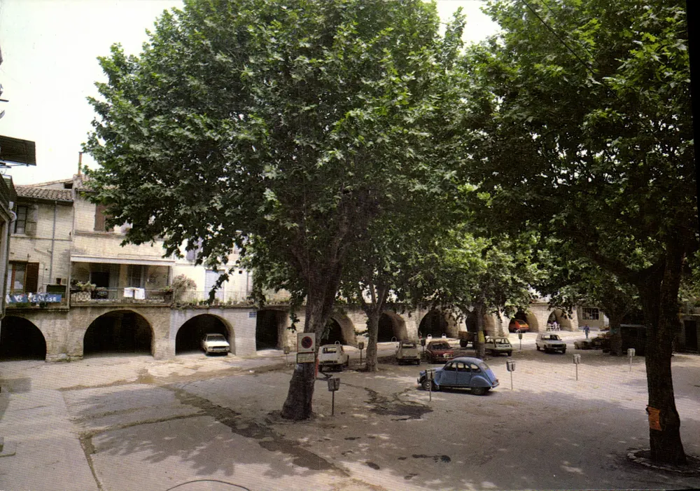 Sommieres — Piazza del Mercato e le sue arcate — Edizioni della Provenza G.A.L. - Recto