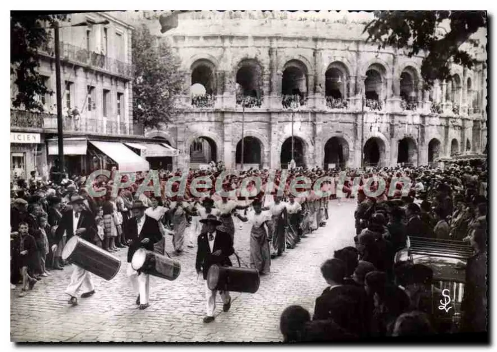 Nîmes (Gard) — Parade der Tambourinaires und Arlésiennes am Boulevard Victor-Hugo — Ausgabe SCHFETTER, ALBI (Tarn) - Vorderseite