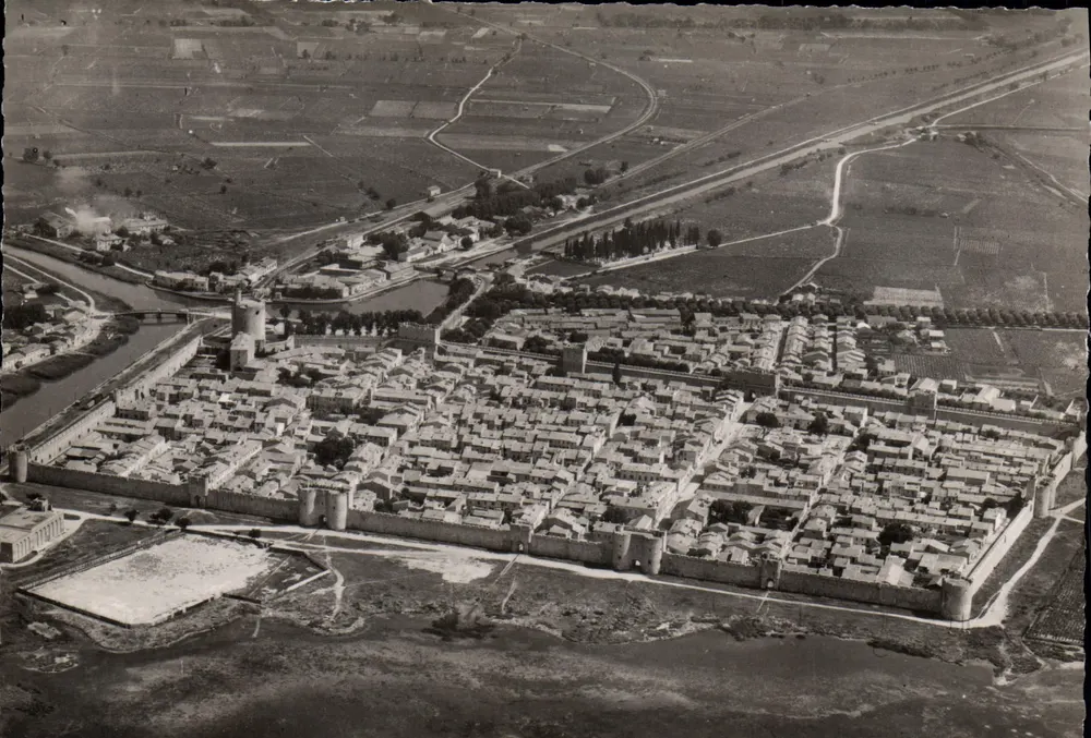 Aigues-Mortes (Gard) — Luftbild der Cité und der Salinen — Éditions Lumière, Lyon - Vorderseite