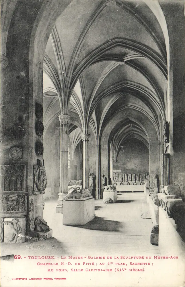 Toulouse - Das Museum - Galerie der mittelalterlichen Skulpturen; Kapelle N.-D. de Pitié im Vordergrund, Sakristei; im Hintergrund, Kapitelhaus (14. Jahrhundert) - Vorderseite