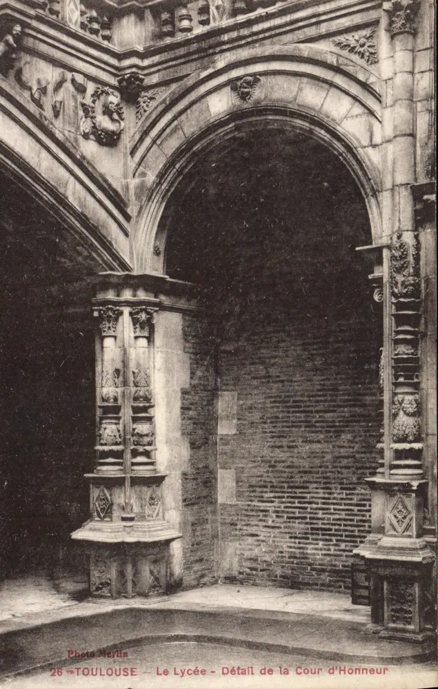 Toulouse — Das Lycée — Detail der Cour d'Honneur — Photo Merlin - Vorderseite