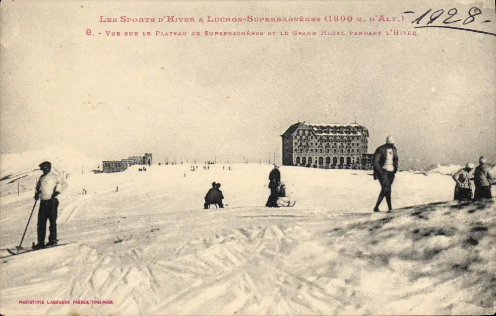 Esportes de Inverno em Luchon-Superbagnères (1800 m de alt.) — Vista do Plateau de Superbagnères e do Grand Hôtel durante o inverno — Fototipia Labouche Frères, Toulouse - Frente