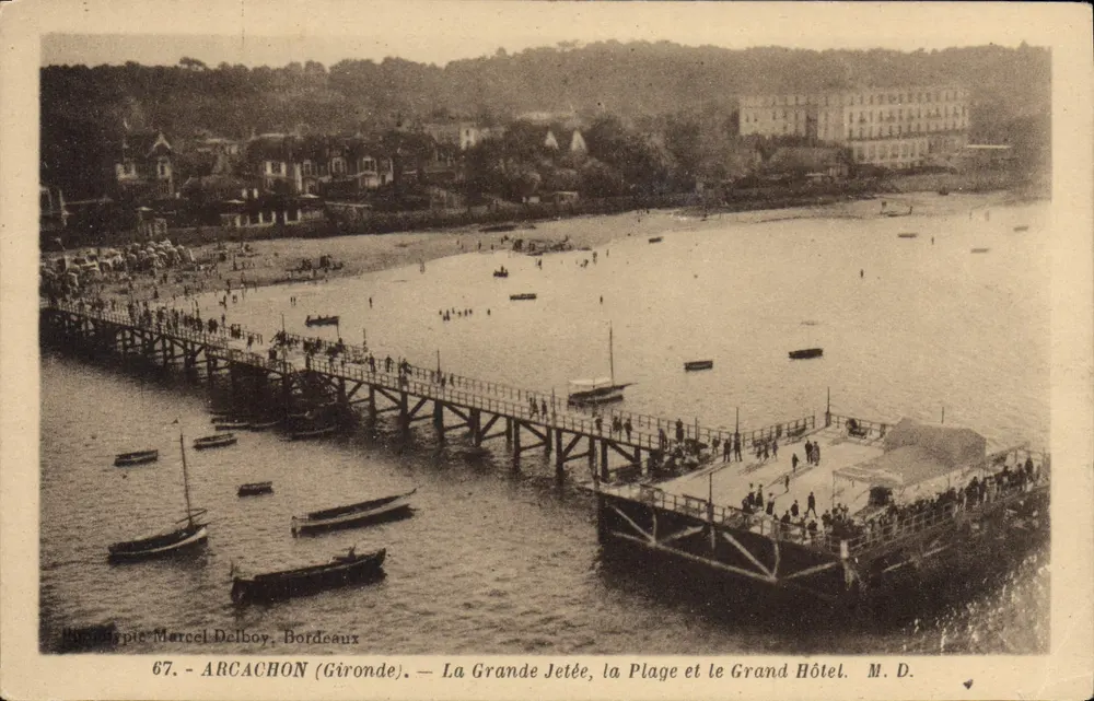 Arcachon (Gironde) — Die Große Mole, der Strand und das Grand Hotel — Verleger Marcel Delboy, Bordeaux, Nr. 67 - Vorderseite