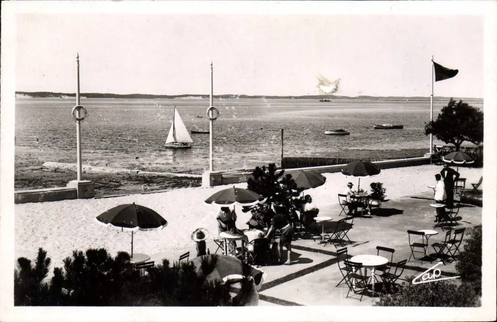 Strand und Terrasse in La Terrasse in La Moulleau — Verleger C.A.P. Nr. (18) - Vorderseite