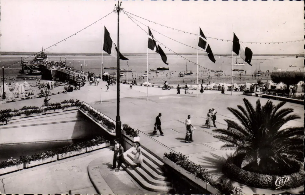 Arcachon — Costa de Prata — A Praça Thiers e o Subterrâneo — Cie des Arts Photographiques, Paris - Frente