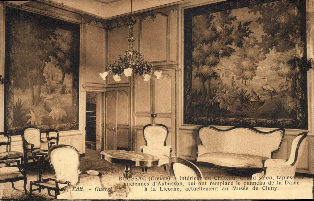 Boussac (Creuse) - Innenraum des Schlosses. Großer Salon, alte Aubusson-Tapeten, die den Panel der Dame mit dem Einhorn ersetzt haben, der derzeit im Musée de Cluny ausgestellt ist. - Vorderseite