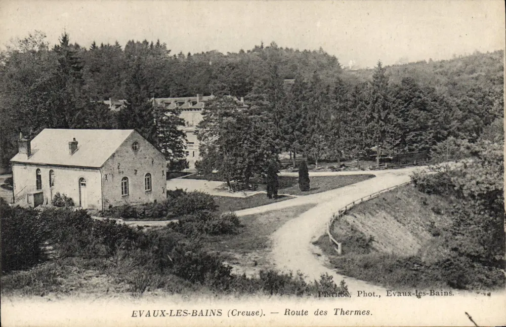 EVAUX-LES-BAINS (Creuse) — Route des Thermes — PINTHON, Fot., Evaux-les-Bains - Frente