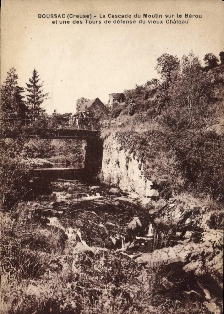 Boussac (Creuse) — Die Wasserfälle des Mühlenbachs Bérou und eine der Verteidigungstürme des alten Schlosses - Vorderseite
