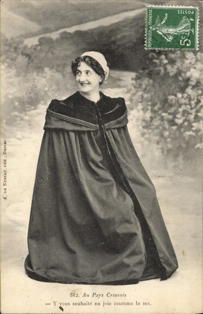 Im Creuse-Departement — Frau in traditioneller Cape — A. de Nussac, Verlag Gueret - Vorderseite