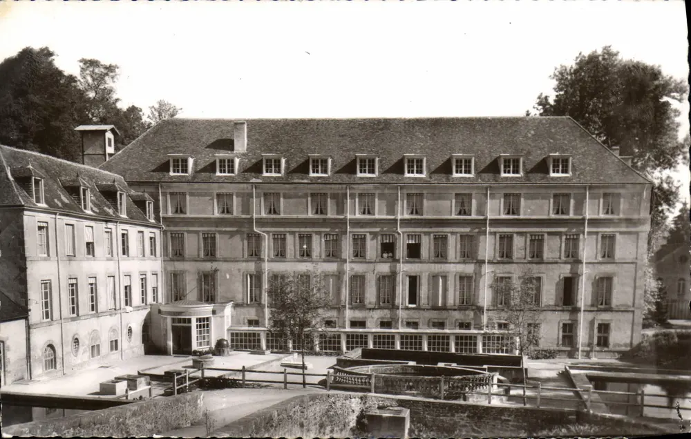 Évaux-les-Bains — Therme — Geverifieerde foto - Voorkant
