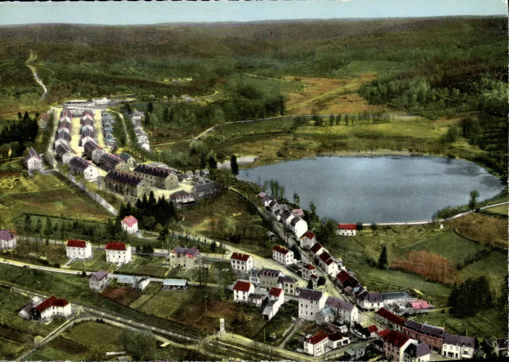 La Courtine (Creuse) — Vista sobre o Lago - O Campo Laval — Héliocolor 'CIM' - Frente