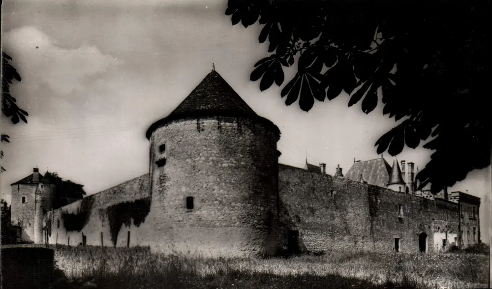 Castelo de Michel Montaigne — Muralha do castelo, torre do século XIV — M. Berjaud, Bordeaux - Frente