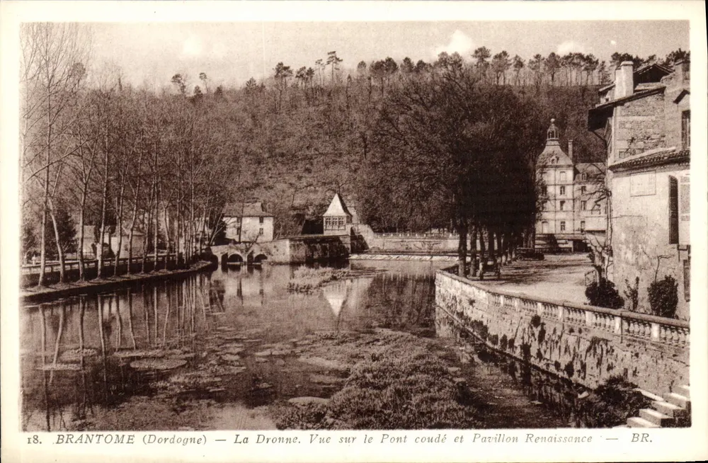 Brantôme (Dordogne) — Die Dronne. Ansicht des gekrümmten Brückens und des Renaissance-Pavillons — BR. - Vorderseite