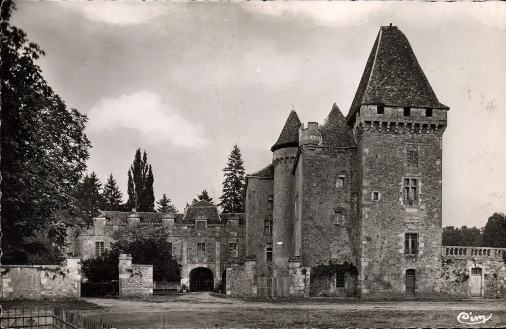 Schloss Marthonie — Ansicht des Platzes — Authentische Innenaufnahme - Vorderseite
