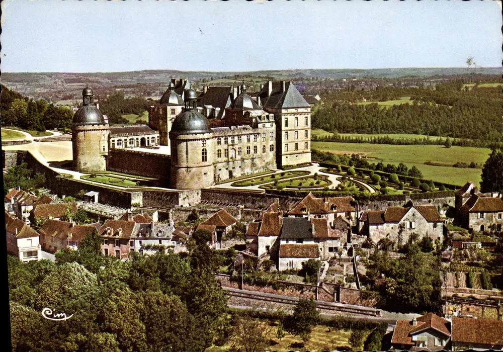 Castelo de Hautefort — vista aérea — CIM - Frente