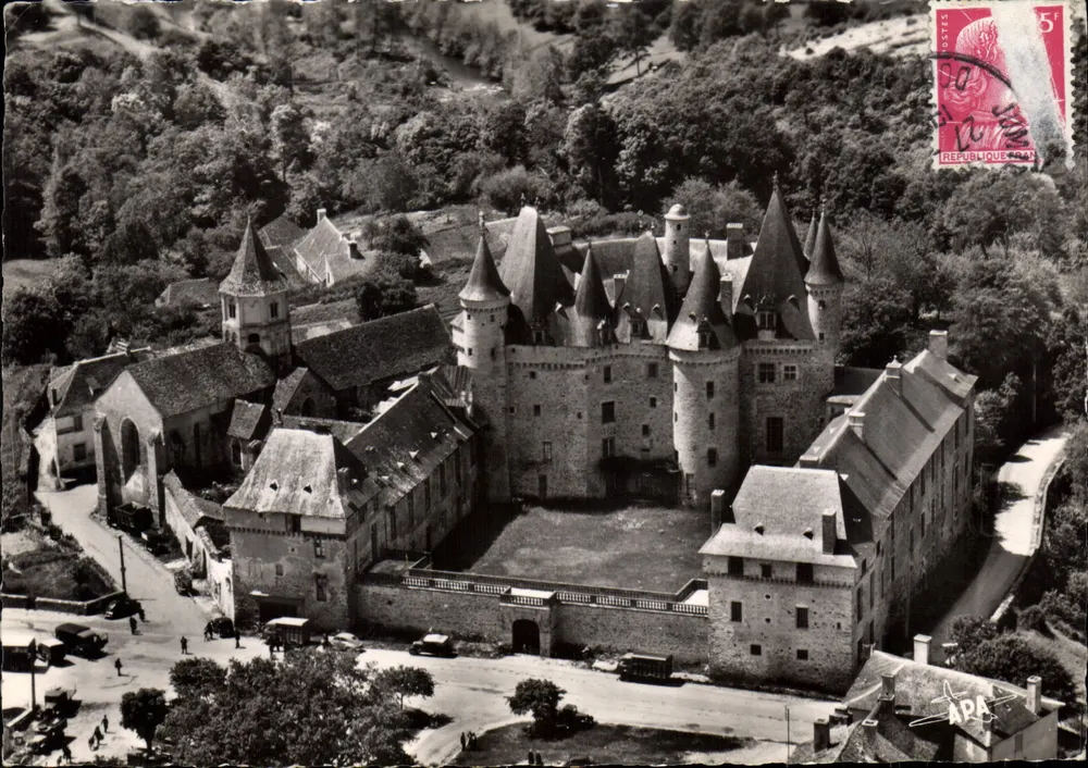 Castelo de Jumilhac-le-Grand — vista aérea — APA - Frente