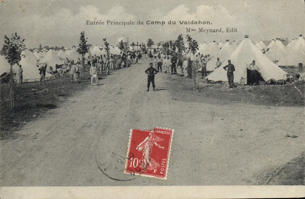 Entrada Principal do Campo de Valdahon — Sra. Meynard, Edit - Frente