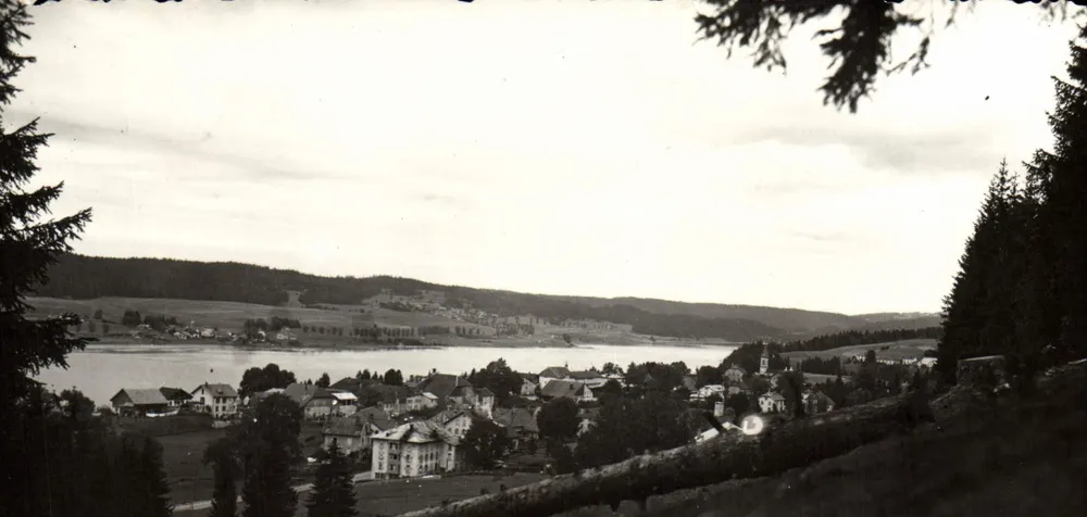 Panoramablick auf einen See und ein Dorf — unbekannter Verleger, Seriennummer nicht sichtbar - Vorderseite