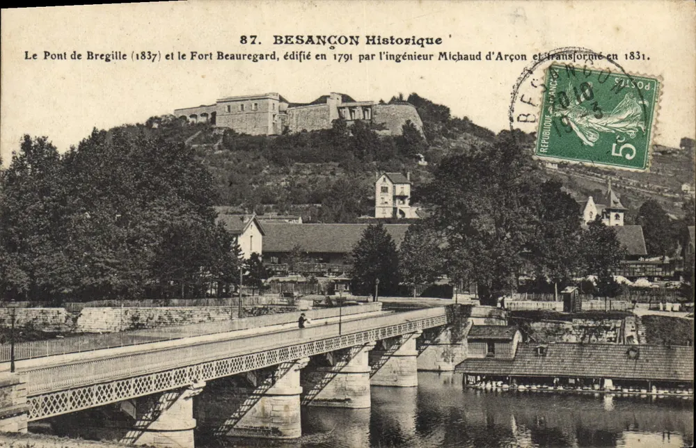 Historisches Besançon — Der Pont de Bregille (1837) und der Fort Beauregard, errichtet 1791 vom Ingenieur Michaud d'Arçon und 1831 umgebaut. - Vorderseite