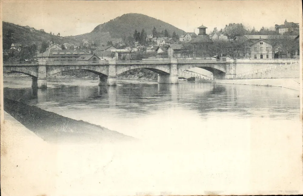 Ponte sobre o rio — vista de aldeia em montanha — editor não visível - Frente