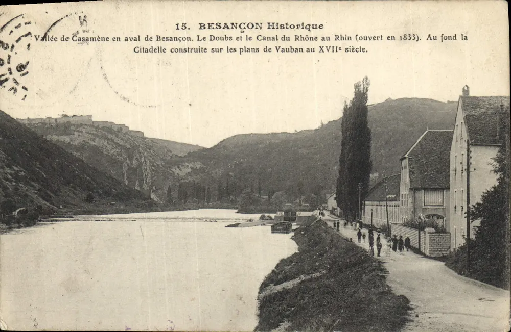 Tal der Casamène unterhalb von Besançon — Der Doubs und der Kanal Rhône-Rhine (geöffnet 1833). Im Hintergrund die Citadel, gebaut nach Plänen von Vauban im 17. Jahrhundert — Verlag: Besançon Historique, Nr. 15 - Vorderseite