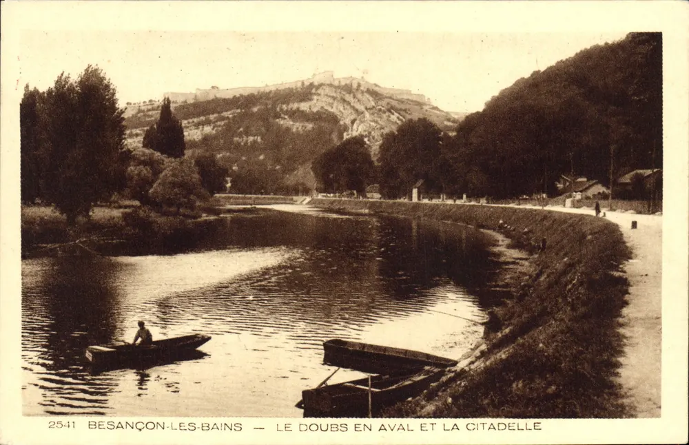 Besançon-les-Bains — Der Doubs stromabwärts und die Citadel - Vorderseite