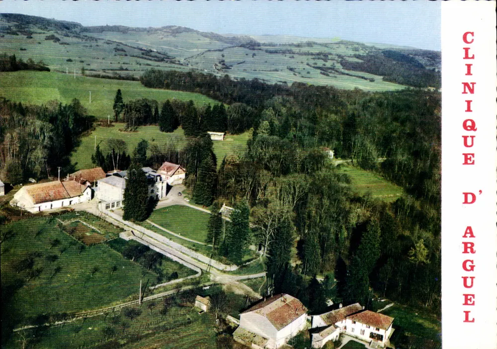 Clínica de Arguel — Vista aérea — Impressor Combier, Pugey - Frente