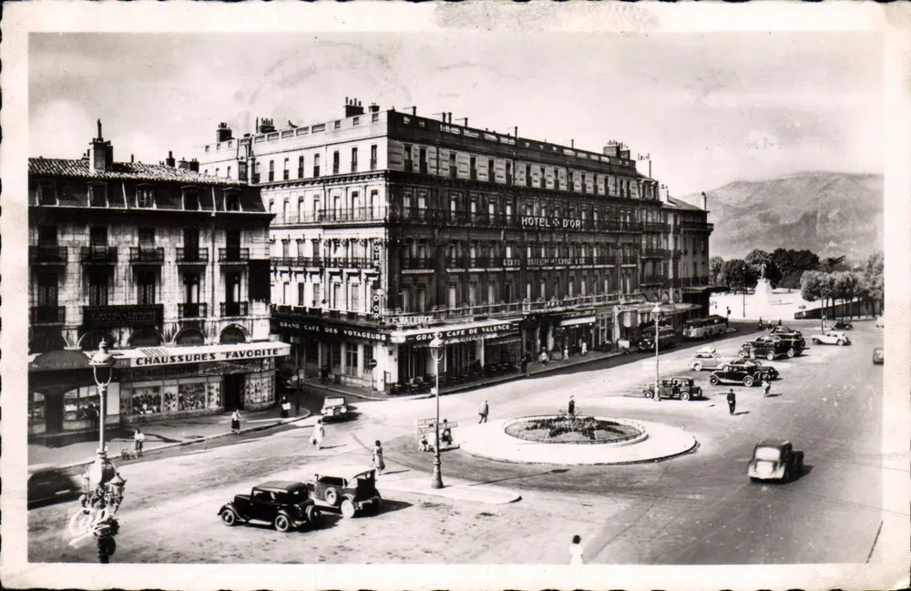 Valência - Praça da República — Hotel d'Or e Café de Valência — editor desconhecido - Frente