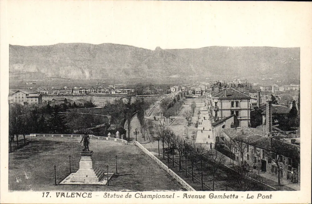 Valência — Estátua de Championnel — Avenida Gambetta — O Ponte — Editor Serre, n°17 - Frente