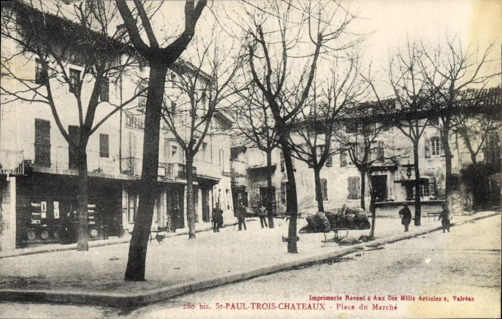 St-PAUL-TROIS-CHATEAUX — Place du Marché — Impressora Revoun & Aux Dix Mille Articles, Valréas - Frente