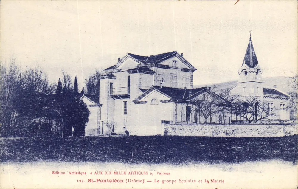 St-Pantaléon (Drôme) — Schule und Rathaus - Vorderseite