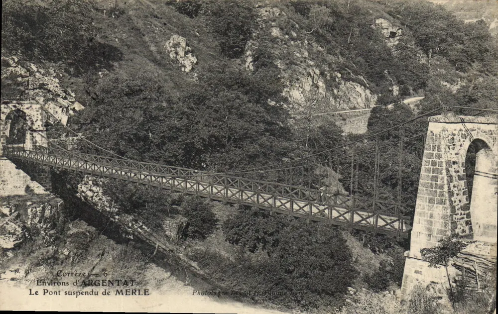 Het hangende bruggetje van Merle — Corrèze — Foto door P. Gauthier - Voorkant