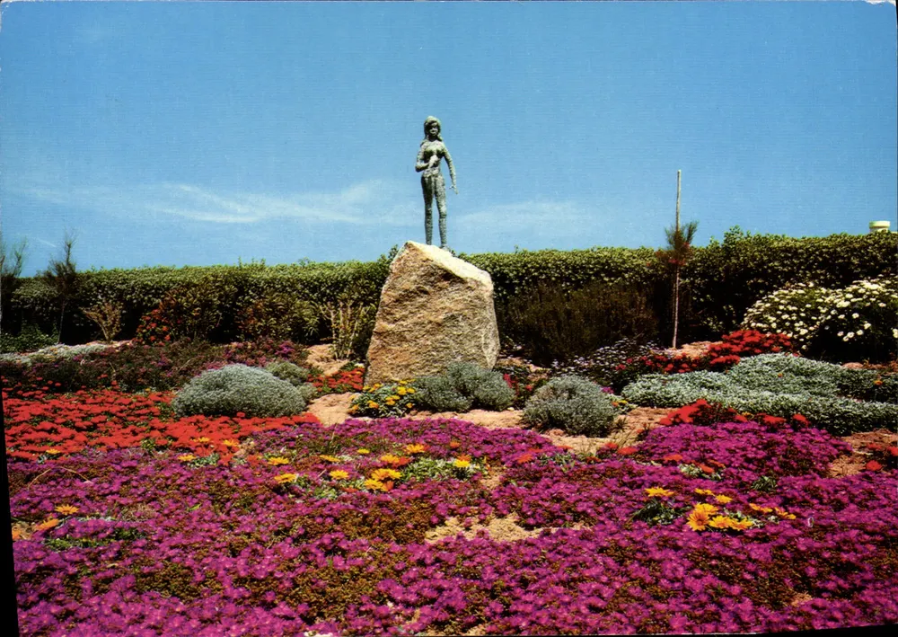 Estátua feminina sobre rocha — Jardim floral — Éditions Alypso, Ile Rousse - Frente