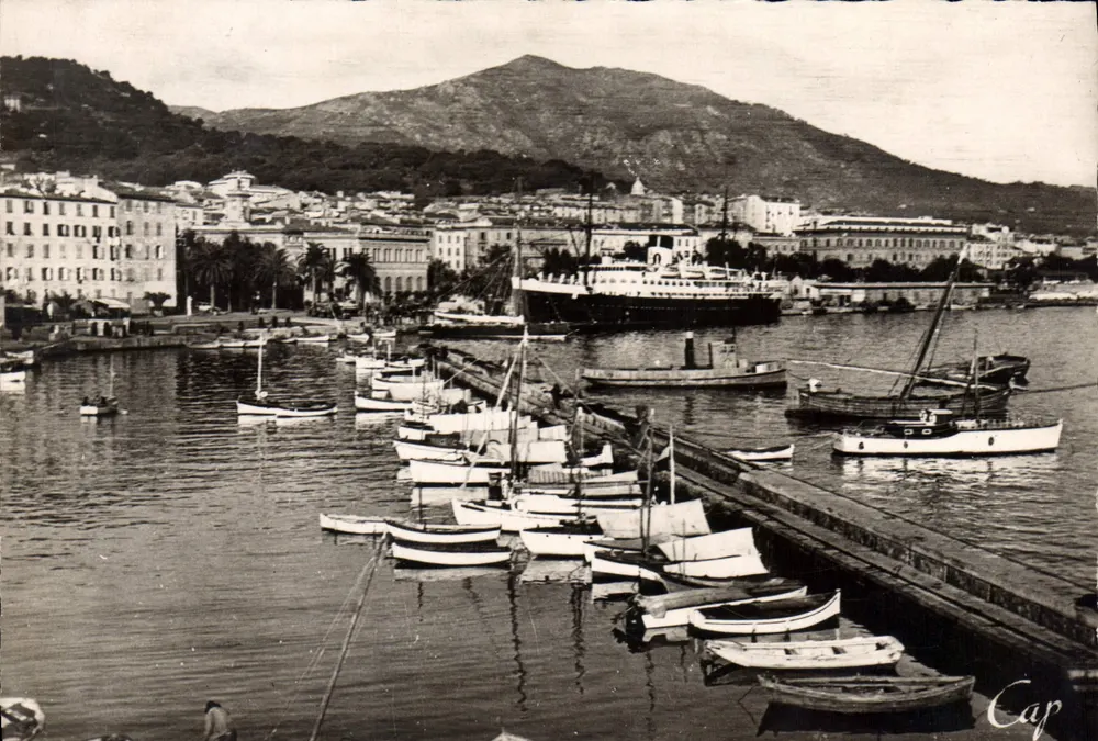 Porto de Ajaccio — vista do porto com barcos e montanha no fundo — Cap - Frente