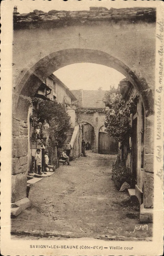 Savigny-lès-Beaune (Côte-d'Or) — Velha cour — Stephen - Frente