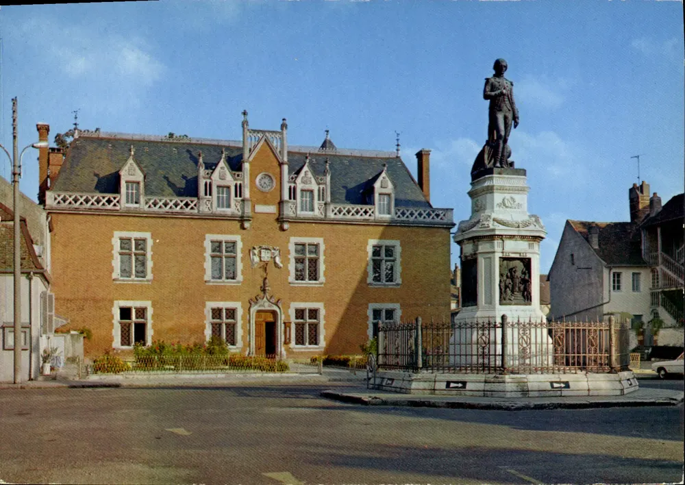 Auxonne (C.-d'Or) — Hôtel de Ville et Statue de Napoléon Ier — Imprimeur Combier - Recto