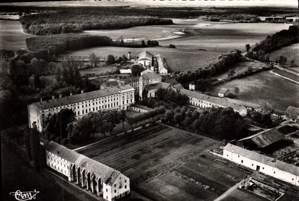Citeaux (C.-d'Or) — Vista aérea da abadia de Nossa Senhora de Cîteaux — por Nuits-St-Georges - Frente
