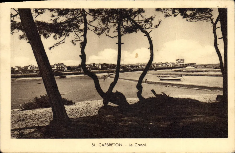 Capbreton - O Canal — vista do canal cercado por pinheiros, com barco e edifícios em segundo plano — edição Yann, n°81 - Frente
