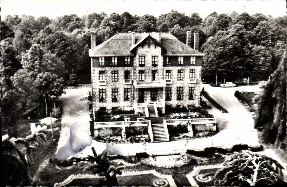 Das Schloss des Waldes — Errichtet 1850 vom Herzog von Rochefoucault — Hotel-Restaurant - Vorderseite