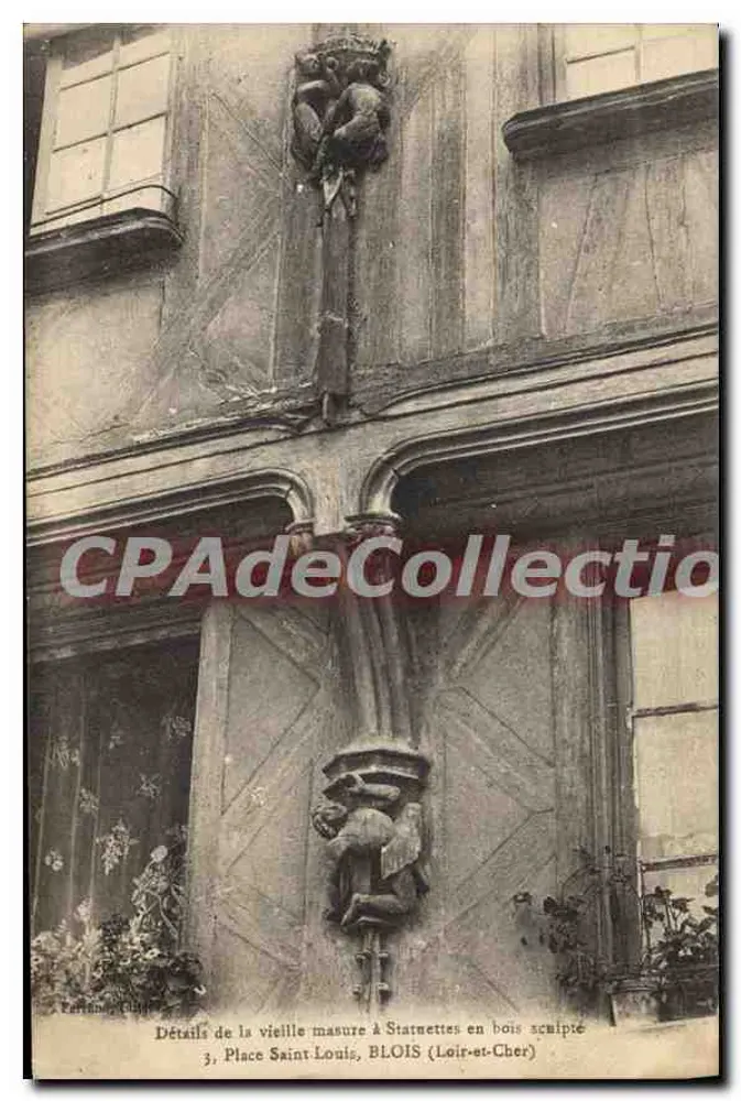 Szczegóły starego domu z drewnianymi rzeźbami w Starnettes — Plac Saint-Louis, Blois (Loir-et-Cher) - Awers